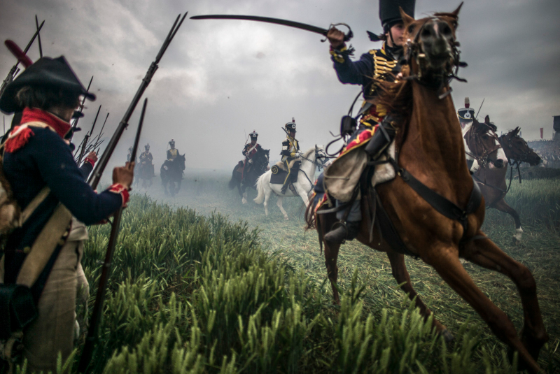 Illustration for article titled 5000 Men Dressed Up, Recreated The Battle Of Waterloo